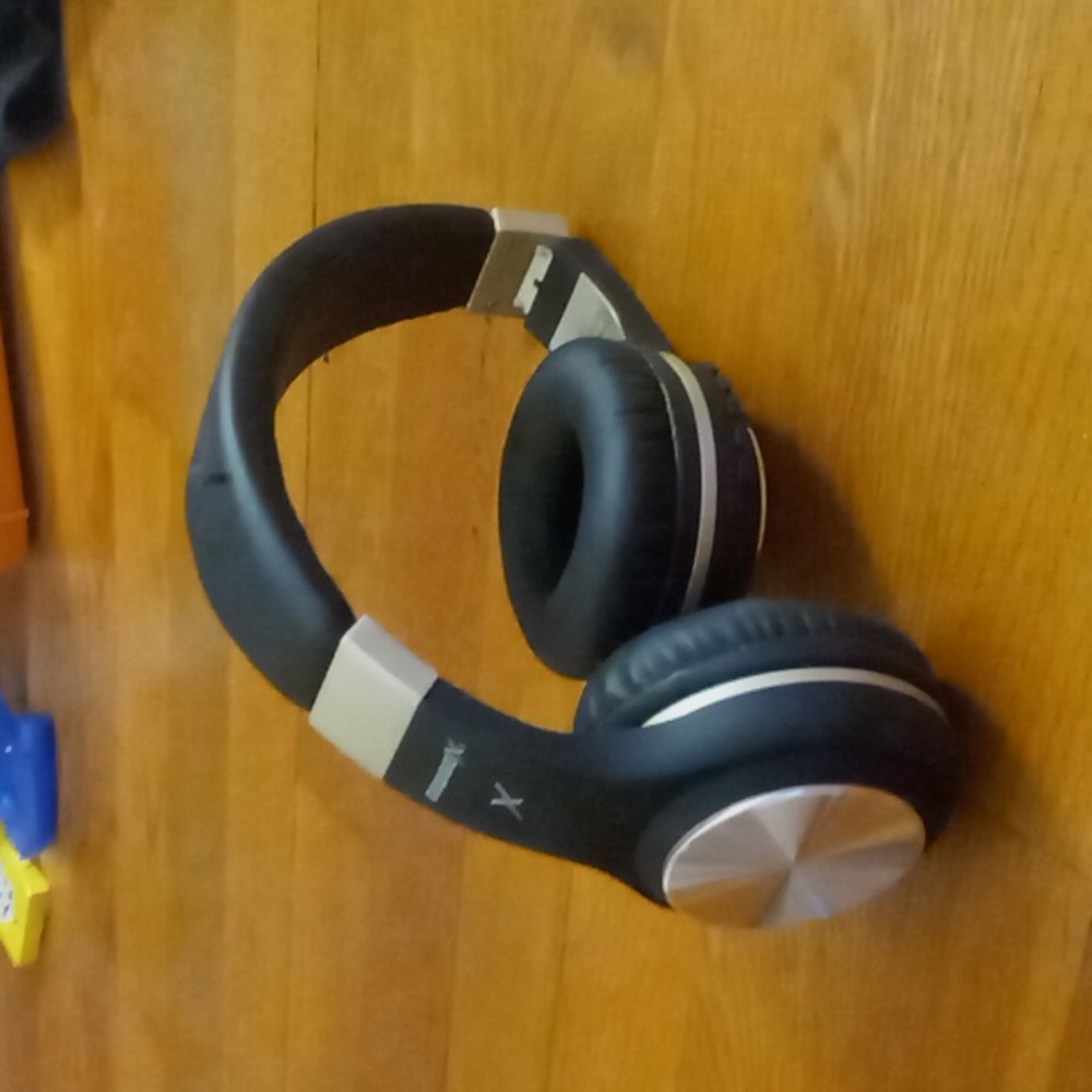 Rose gold and black bluetooth OR plug in headphones. Folding and adjustable